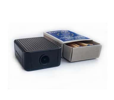 Mini WiFi kamera 1080P – priekinis vaizdas, rodantis kompaktišką dizainą ir objektyvą.