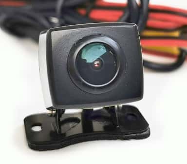 Vaizdo kamera automobiliui – priekinis vaizdas, rodantis kompaktišką dizainą ir platų apžvalgos